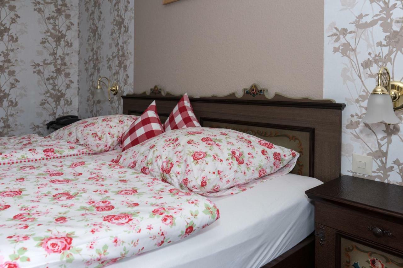 Hotel-Restaurant Johanniskreuz Trippstadt エクステリア 写真