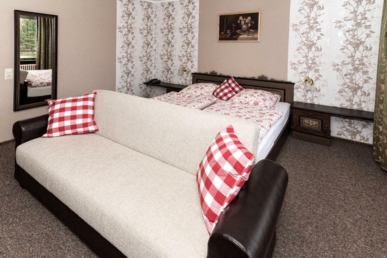 Hotel-Restaurant Johanniskreuz Trippstadt エクステリア 写真