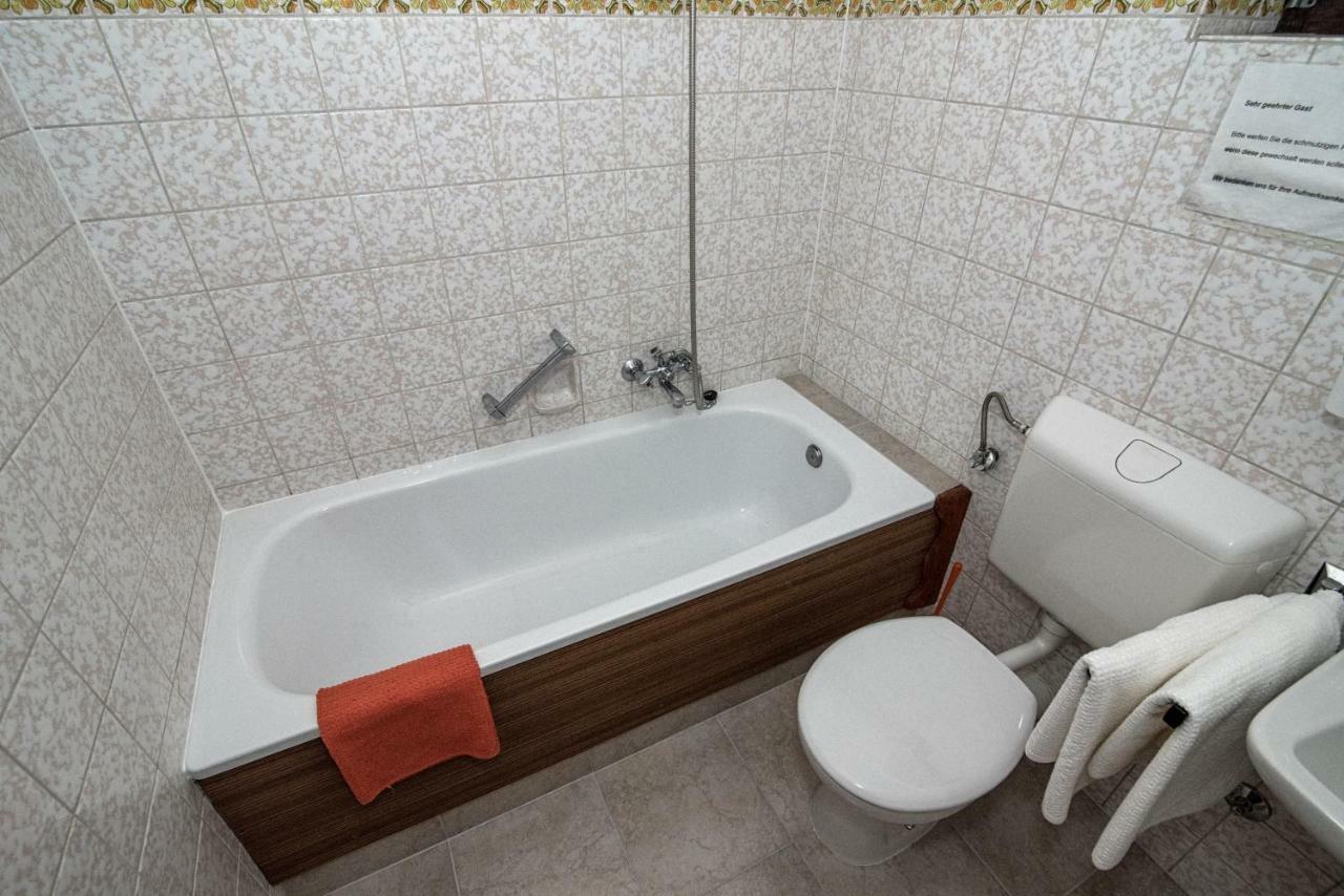 Hotel-Restaurant Johanniskreuz Trippstadt エクステリア 写真