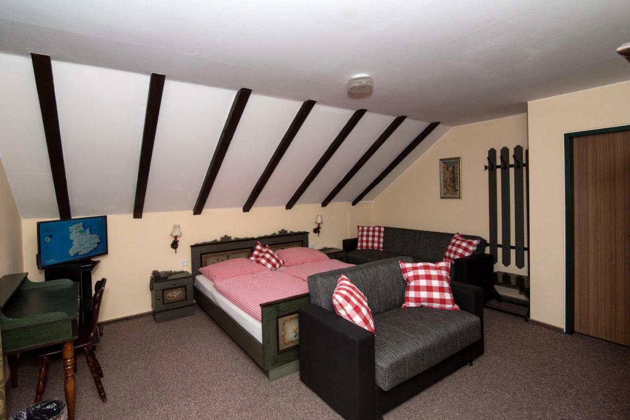 Hotel-Restaurant Johanniskreuz Trippstadt エクステリア 写真